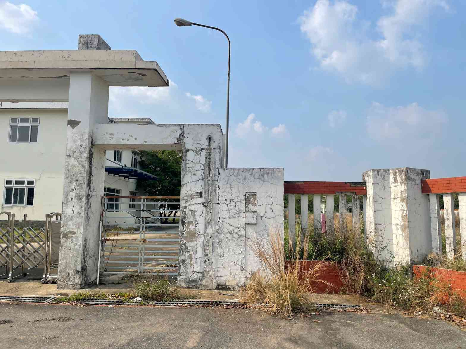 Bệnh viện bỏ không, tường bắt đầu bong tróc xuống cấp. Ảnh: Đình Trọng