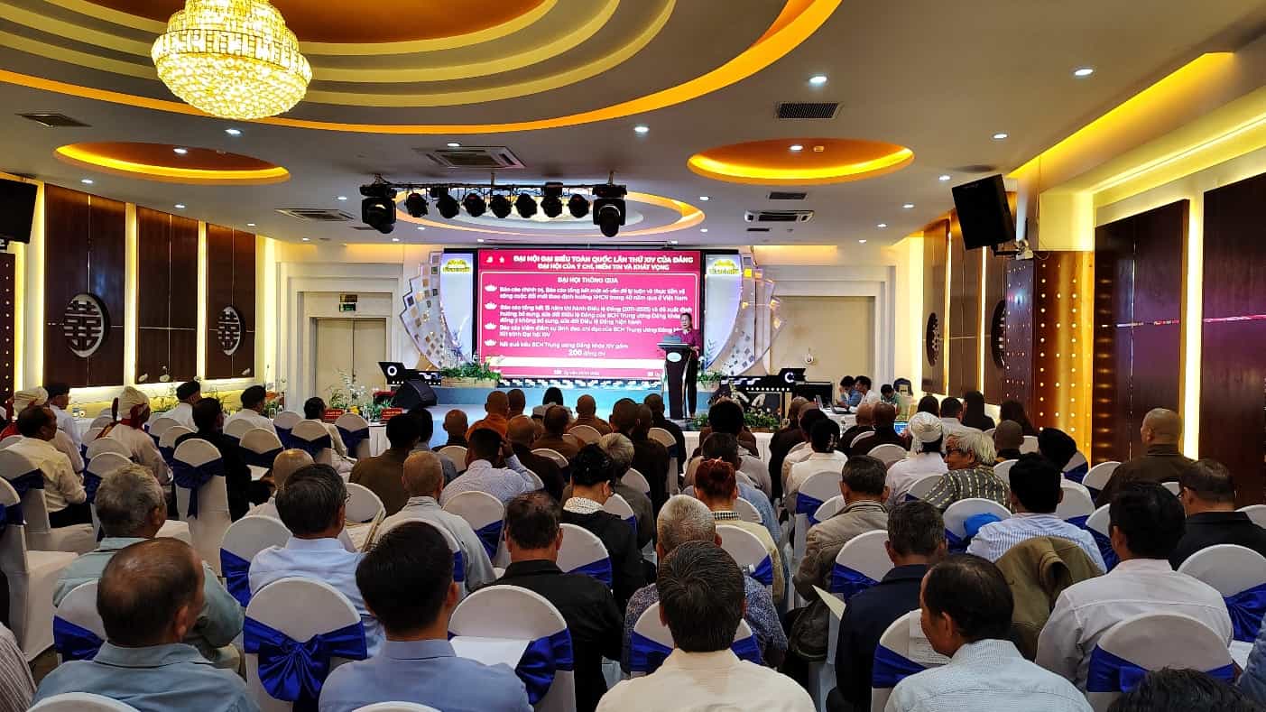 Images at the conference to thoroughly grasp the Resolution of the 14th Party Congress for religious dignitaries and prestigious people. Photo: Pham Tri