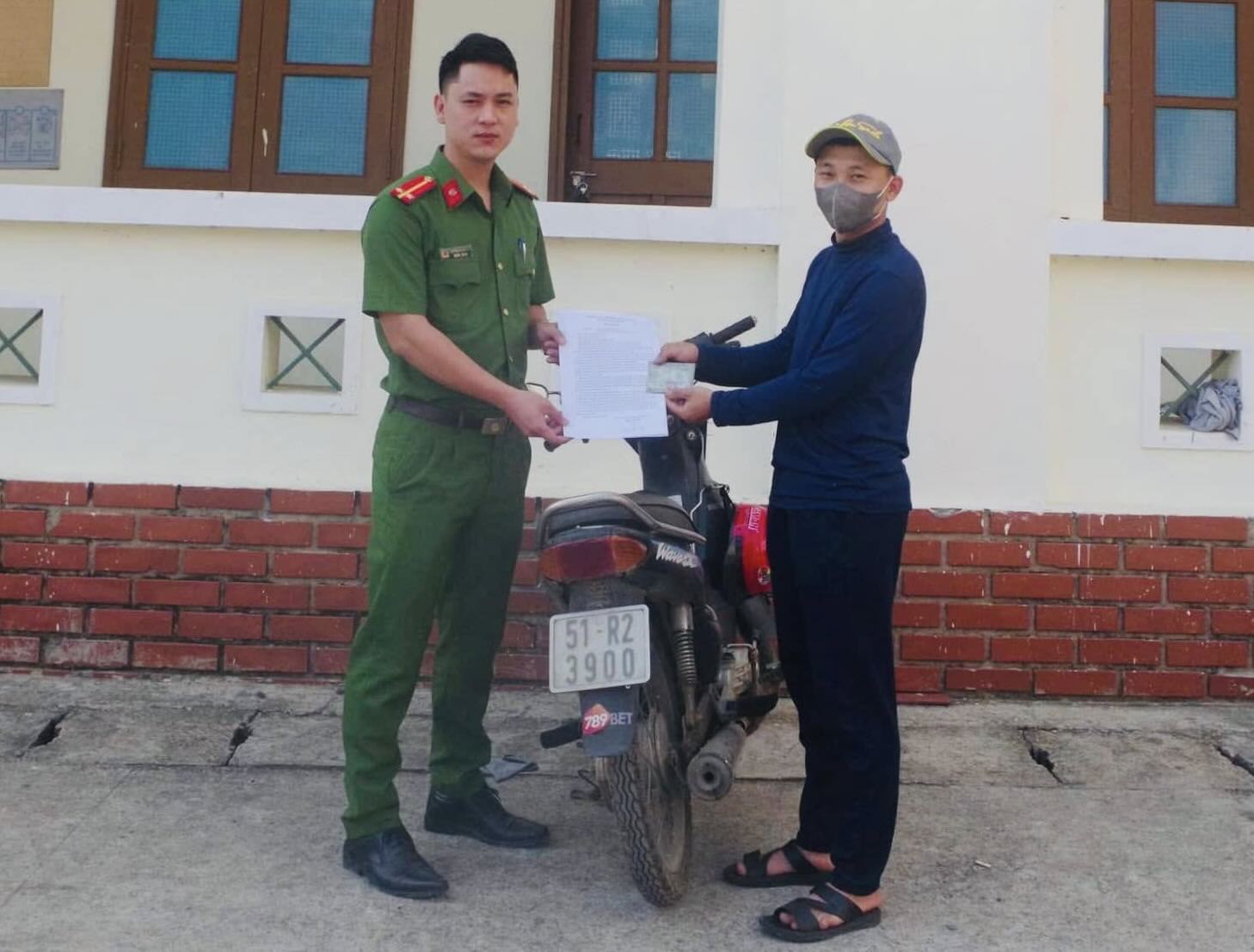 Le Thuy Commune Police return lost property to the owner. Photo: Le Thuy Commune Police