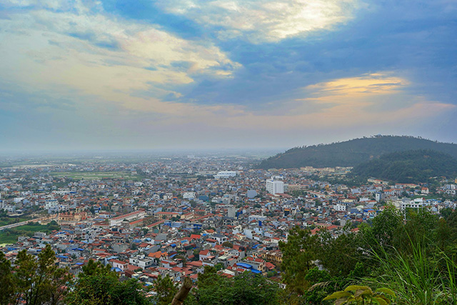 From Thien Van Hill, you can see a panoramic view of Kien An and the residential area below. Photo: Nguyen Ngoc Huyen