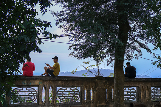 Người dân ngồi nghỉ ngơi, ngắm cảnh hoàng hôn từ trên đỉnh Đồi Thiên Văn - một góc thư giãn quen thuộc của nhiều người khi lên đồi. Ảnh: Nguyễn Ngọc Huyền