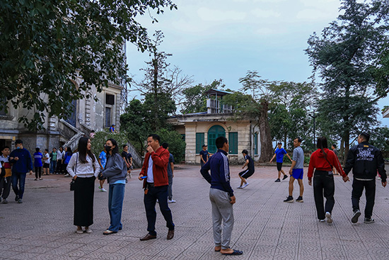 Khoảnh sân trước của Đài Khí tượng Thủy văn Hải Phòng trên đỉnh đồi là nơi người dân thường tụ tập, trò chuyện và sinh hoạt cộng đồng. Ảnh: Nguyễn Ngọc Huyền