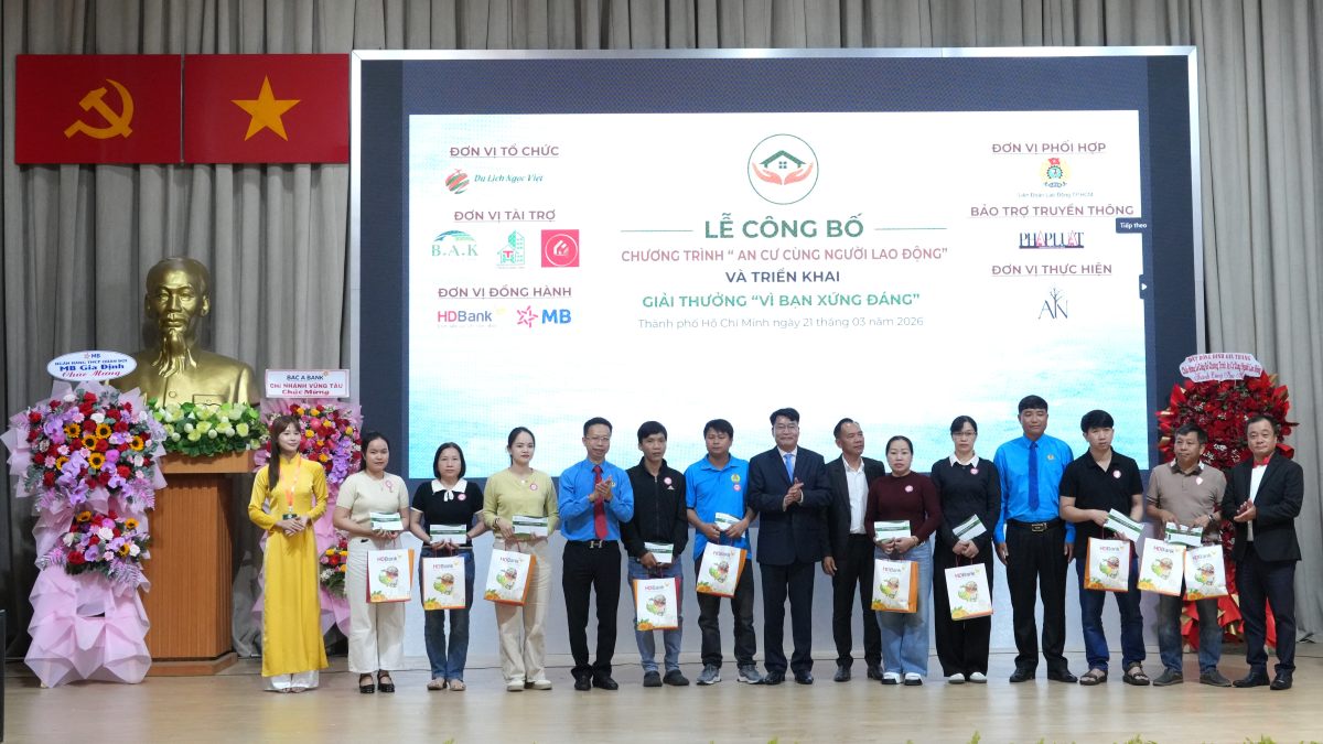 Giving gifts to union members in difficult circumstances at the announcement ceremony of the "An cu cung nguoi lao dong" program. Photo: Thanh An