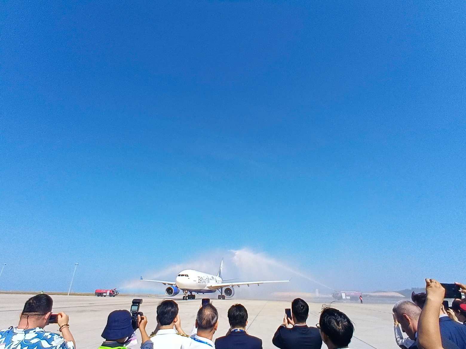 Chuyến bay đầu tiên từ thành phố Minsk (Belarus)đến Cảng hàng không quốc tế Cam Ranh của Hãng hàng không Belavia Belarusian Airlines. Ảnh: Nguyễn Phát