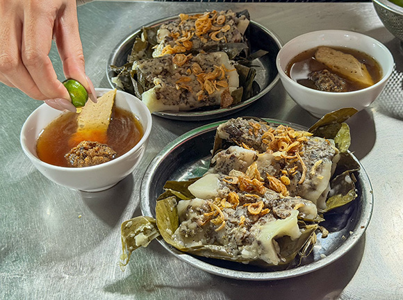 Bánh bèo Hải Phòng với chả viên và hành phi - món ăn vặt quen thuộc của người dân thành phố Cảng. 