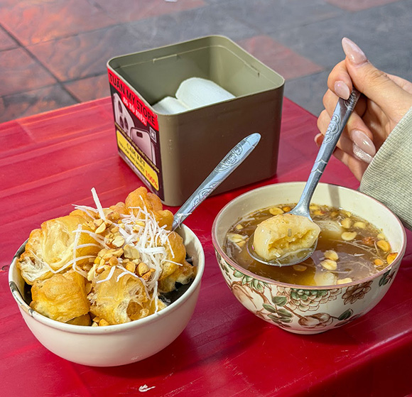 Sủi dìn - món ăn vặt ngọt bùi, ấm nóng được nhiều người tìm thưởng thức tại phố Cầu Đất (Hải Phòng).