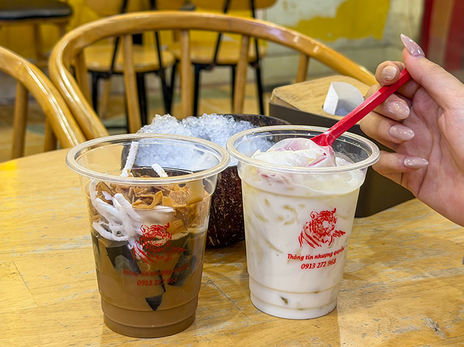 Cà phê cốt dừa và chè dừa dầm - hai món giải nhiệt quen thuộc của nhiều người khi ghé thăm Hải Phòng.