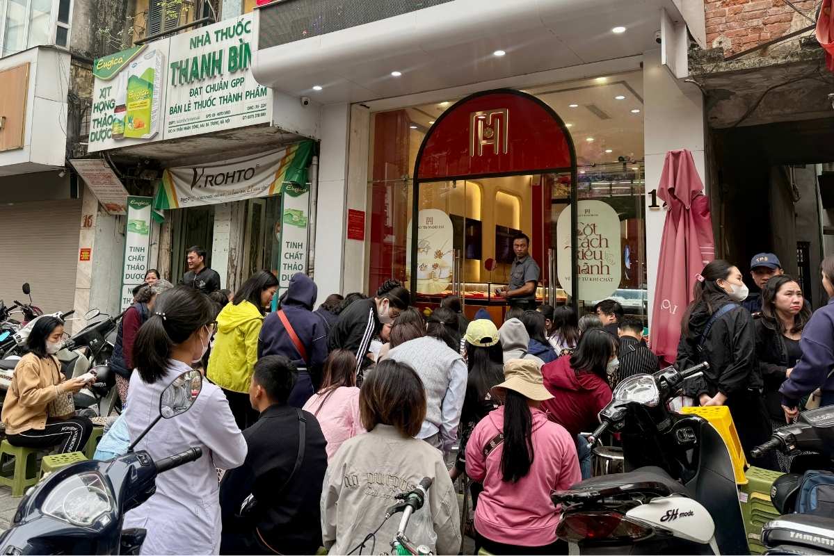 Tiệm vàng tấp nập khách chờ giao dịch. Ảnh: Lệ Hà  