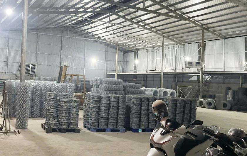 Sản xuất, buôn bán thép gai và lưới thép B40 giả nhãn hiệu, Nguyễn Văn Tuấn bị khởi tố. Ảnh: Viện KSND Hà Tĩnh