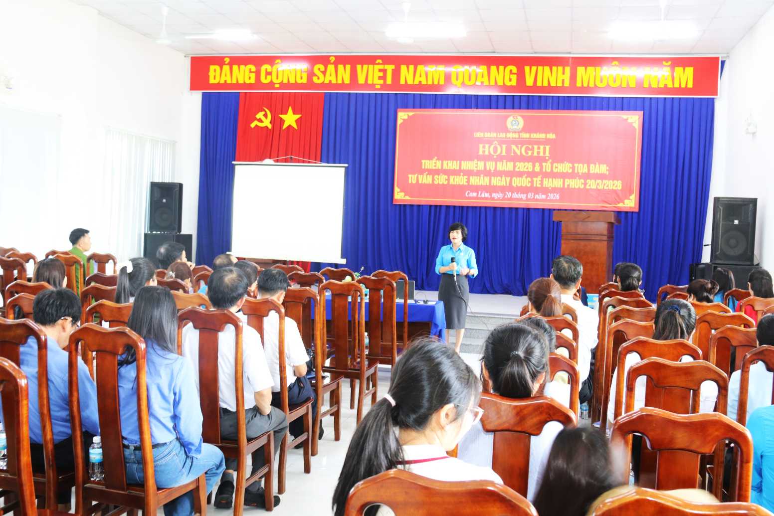 Bà Trần Thị Hương - Phó Chủ tịch LĐLĐ tỉnh Khánh Hòa triển khai các nhiệm vụ công đoàn trọng tâm năm 2026. Ảnh: Phương Linh