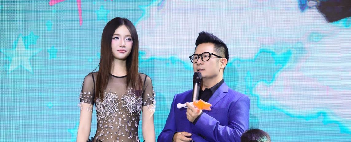 Bang Kieu sends wishes to champion Izara Thien Nga. Photo: Artist provided.