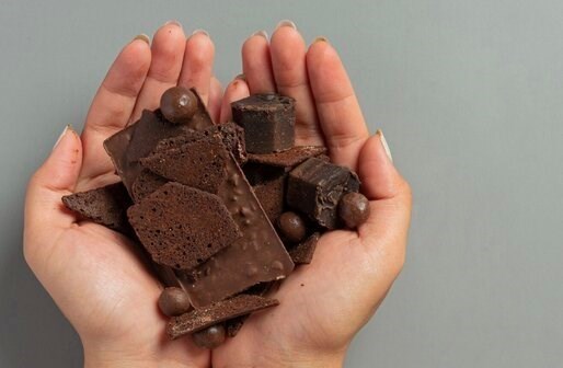Eating too much chocolate can cause a risk of weight gain and high blood sugar. Photo: Thuy Duong