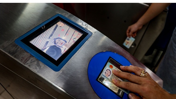 Hành khách sử dụng căn cước công dân gắn chip để qua cổng kiểm soát. Ảnh: Hà Nội Metro