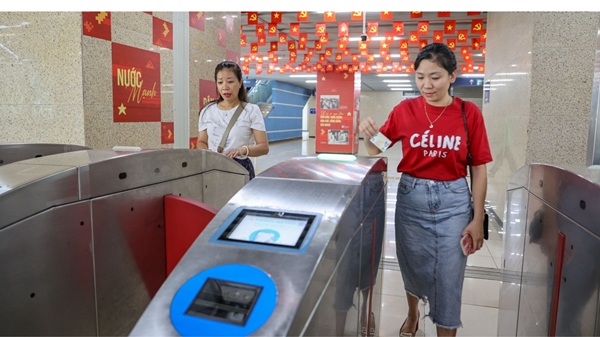 Hành khách dùng cổng soát vé điện tử. Ảnh: Hà Nội Metro