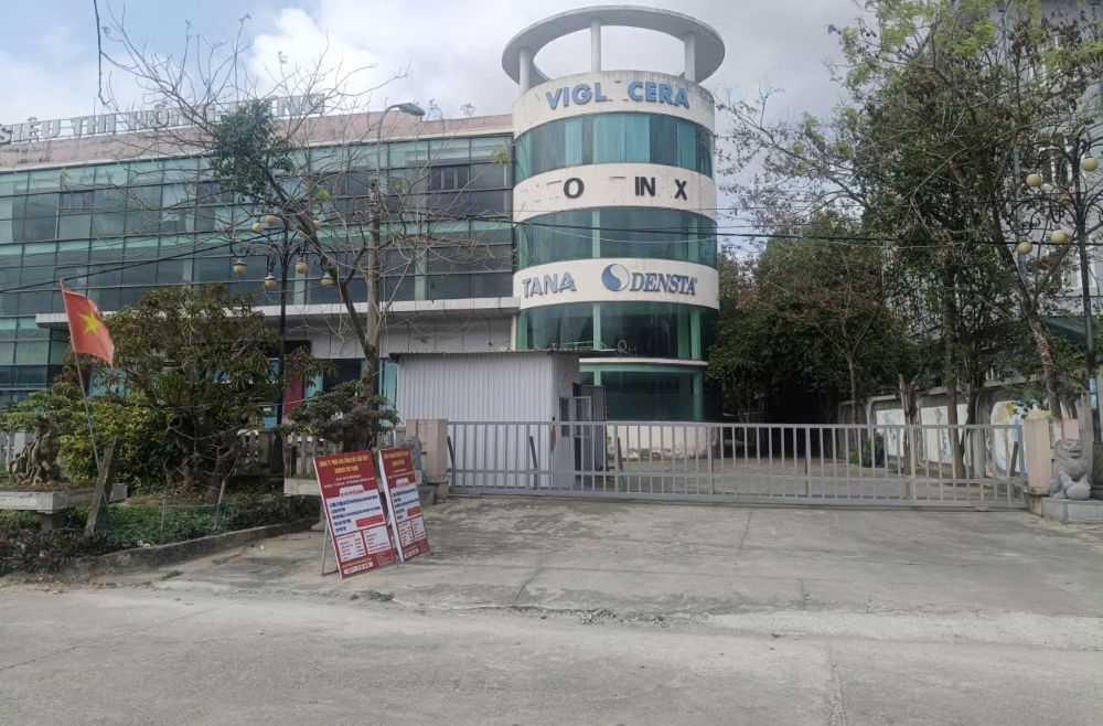 Công ty TNHH gia công vật liệu giày Sahuntai Việt Nam trưng biển tuyển dụng tại khu vực cổng của Công ty TNHH Hồng Hưng. Ảnh: Quách Du 