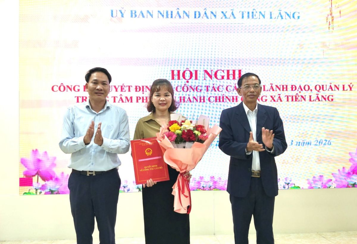 Xã Tiên Lãng công bố quyết định về công tác cán bộ. Ảnh: Xã Tiên Lãng - TP Hải Phòng