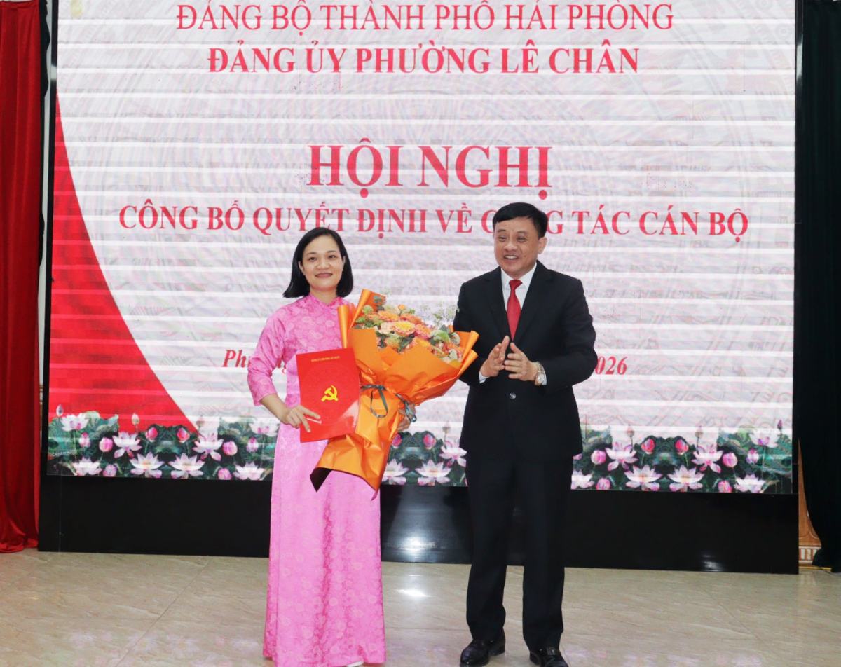 Secretary of the Party Committee of Le Chan Ward presents the Decision to appoint Deputy Director of the Ward Political Center. Photo: Hai Phong e-Portal