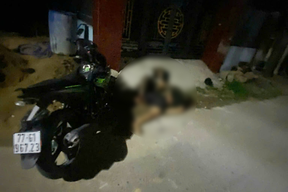 The scene of a motorbike crashing into a house in Tuy Phuoc Bac * commune (Gia Lai) at night. Photo: Hoai Phuong