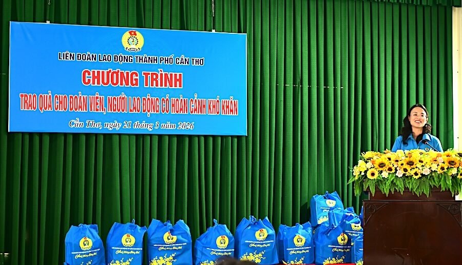 Chủ tịch LĐLĐ TP Cần Thơ Lê Thị Sương Mai phát biểu tại buổi trao quà. Ảnh: Uyên Nguyên