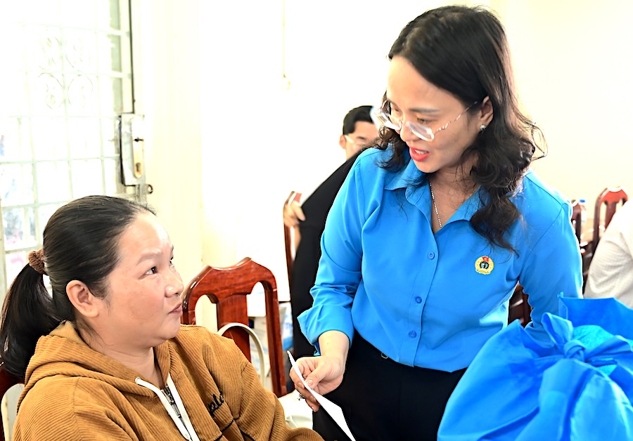 Chủ tịch LĐLĐ TP Cần Thơ Lê Thị Sương mai tặng quà và ân cần thăm hỏi công nhân lao động. Ảnh: Uyên Nguyên