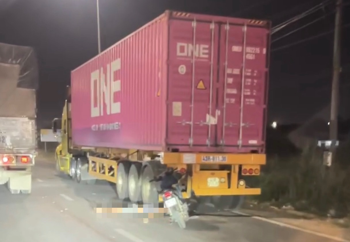 Hiện trường xe máy tông vào đuôi xe đầu kéo. Ảnh: Duy Tuấn