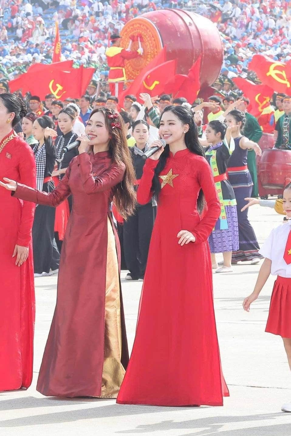  Phương Mỹ Chi và Hòa Minzy biểu diễn tại Quảng trường Ba Đình trong lễ Kỷ niệm 80 năm Quốc khánh Việt Nam. Ảnh cắt từ video