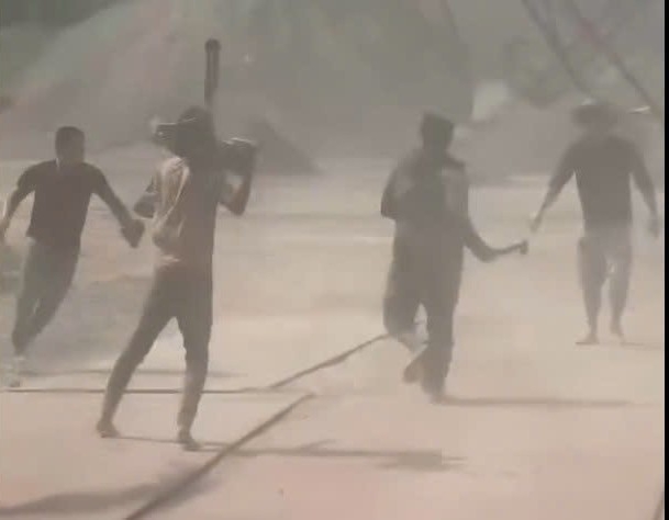 Công an đang điều tra làm rõ vụ hỗn chiến ở bãi đá. Ảnh: Cắt từ clip bạn đọc cung cấp