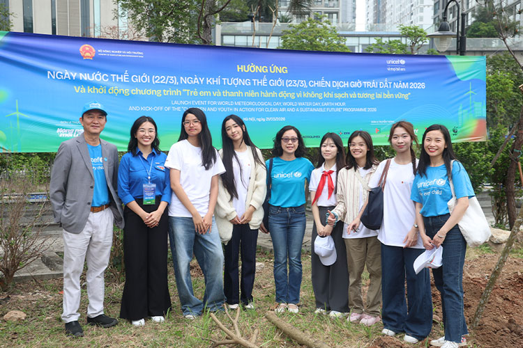 Hundreds of young people participate in planting trees, responding to environmental protection week