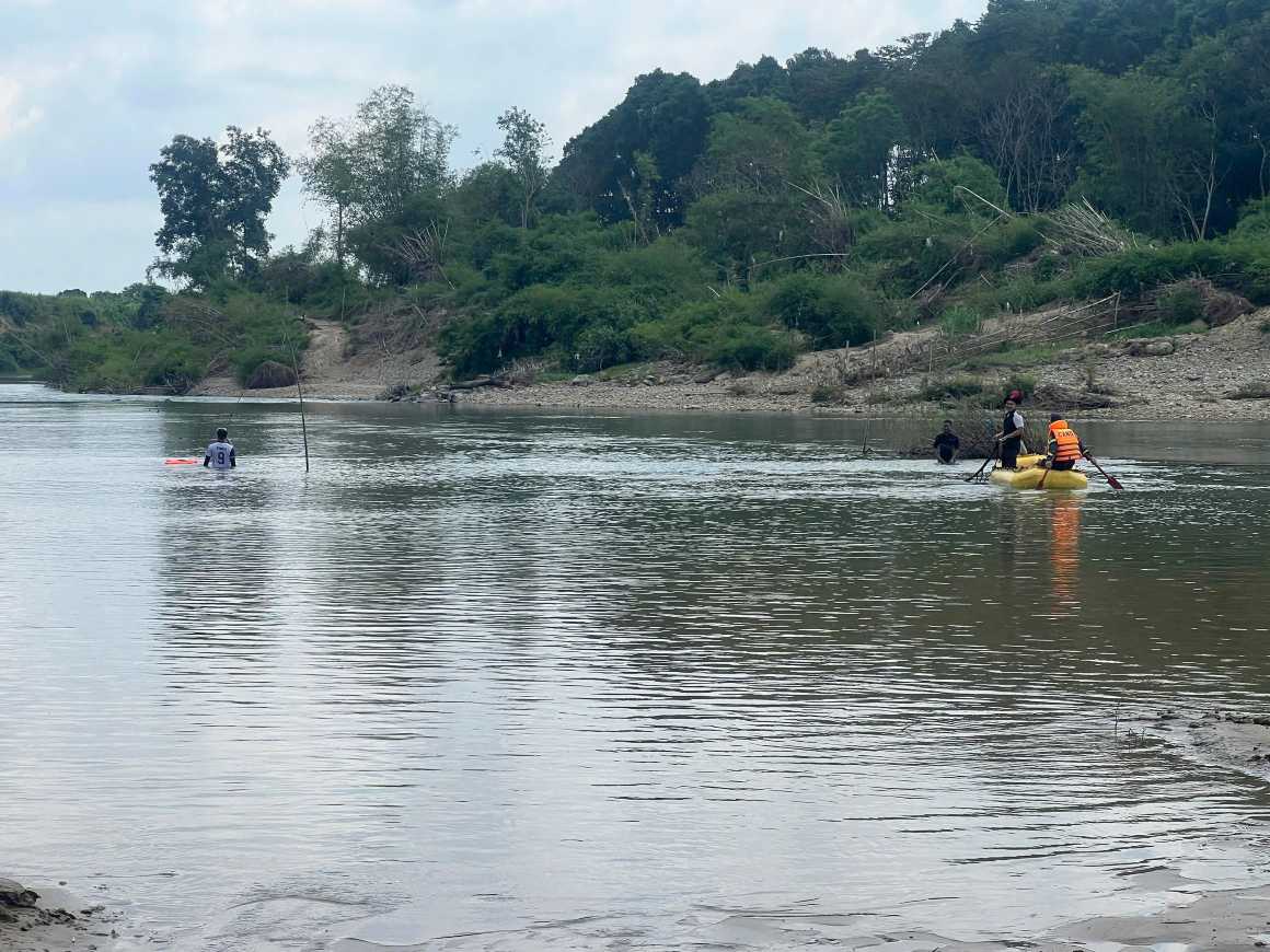 Fire and Rescue Police Force of Khanh Hoa Provincial Police found the victim in the Cai River area. Photo: Hoang Anh