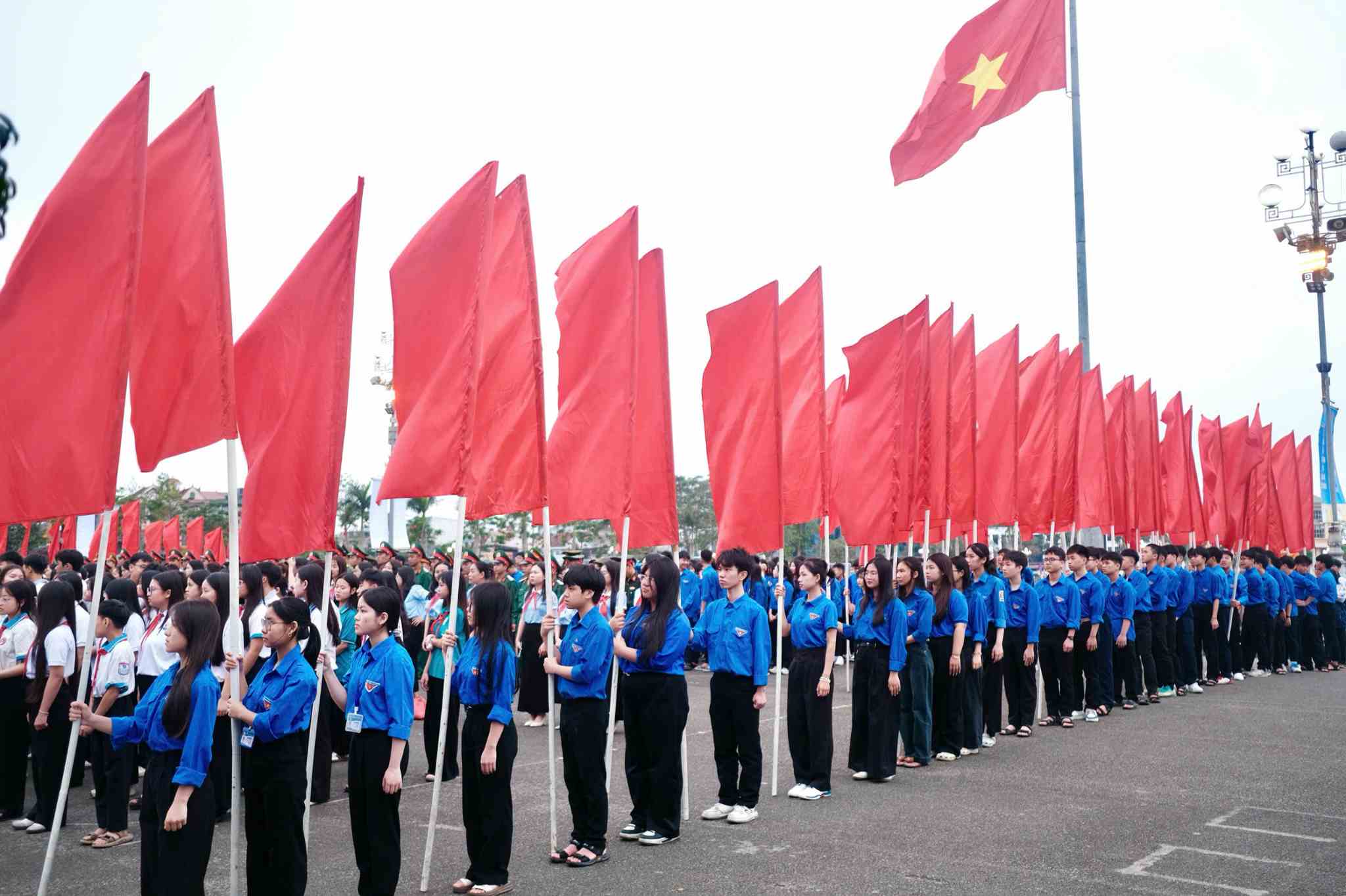 Đoàn viên, thanh niên Nghệ An nghiêm trang trong hàng hồng kỳ tại lễ chào cờ. Ảnh: Mai Ngân