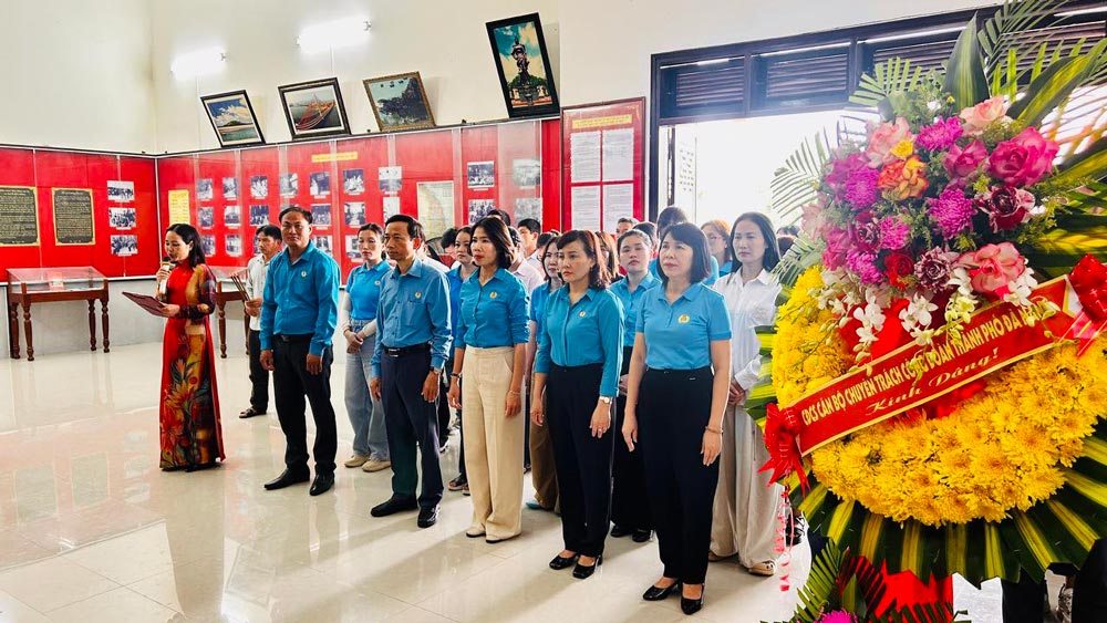 Grassroots Trade Union. Specialized officials of Da Nang City Trade Union organize activities to return to the source at Nuoc Oa Relic Site. Photo: Da Nang Trade Union.