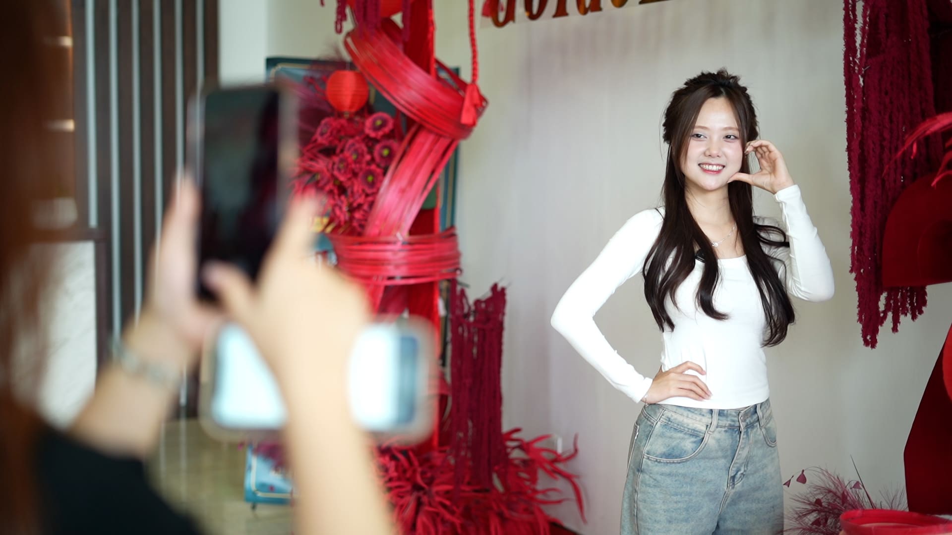 After work, many young people go to cafes to balance their emotions. Photo: Huyen Anh