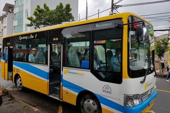 El Comité Popular de la ciudad acaba de emitir una decisión aprobando la lista de rutas de transporte público de pasajeros en autobús. Foto: Nguyen Linh