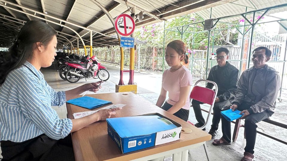 Công nhân tham gia phỏng vấn tuyển dụng tại doanh nghiệp để tìm việc làm gần nhà, giảm chi phí sinh hoạt và ổn định cuộc sống. Ảnh: Hoàng Lộc