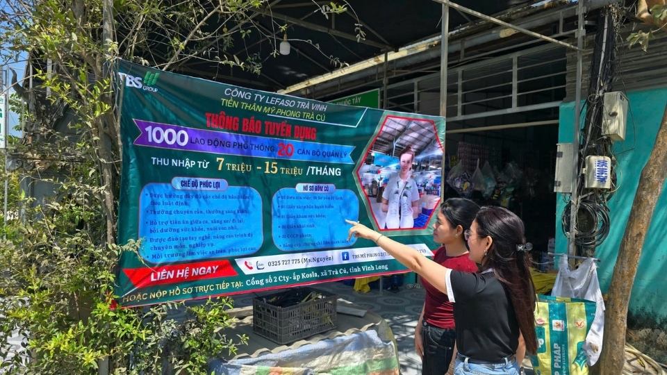 Workers looking for jobs near home to facilitate living and taking care of their families. Photo: Hoang Loc