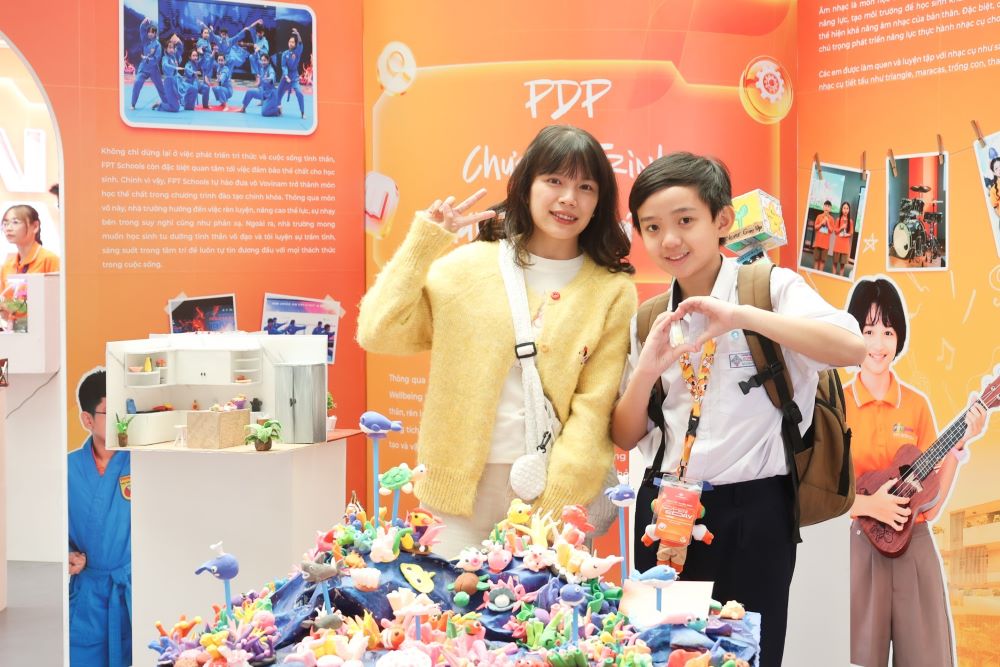 Da Nang students learn and directly experience the modern learning environment. Photo: Tran Thi