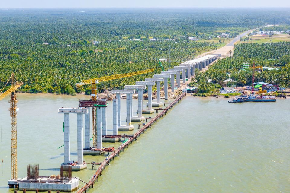 Công trường cầu Đại Ngãi 1 thi công khẩn trương dưới nắng gắt miền Tây. Ảnh: Phương Anh