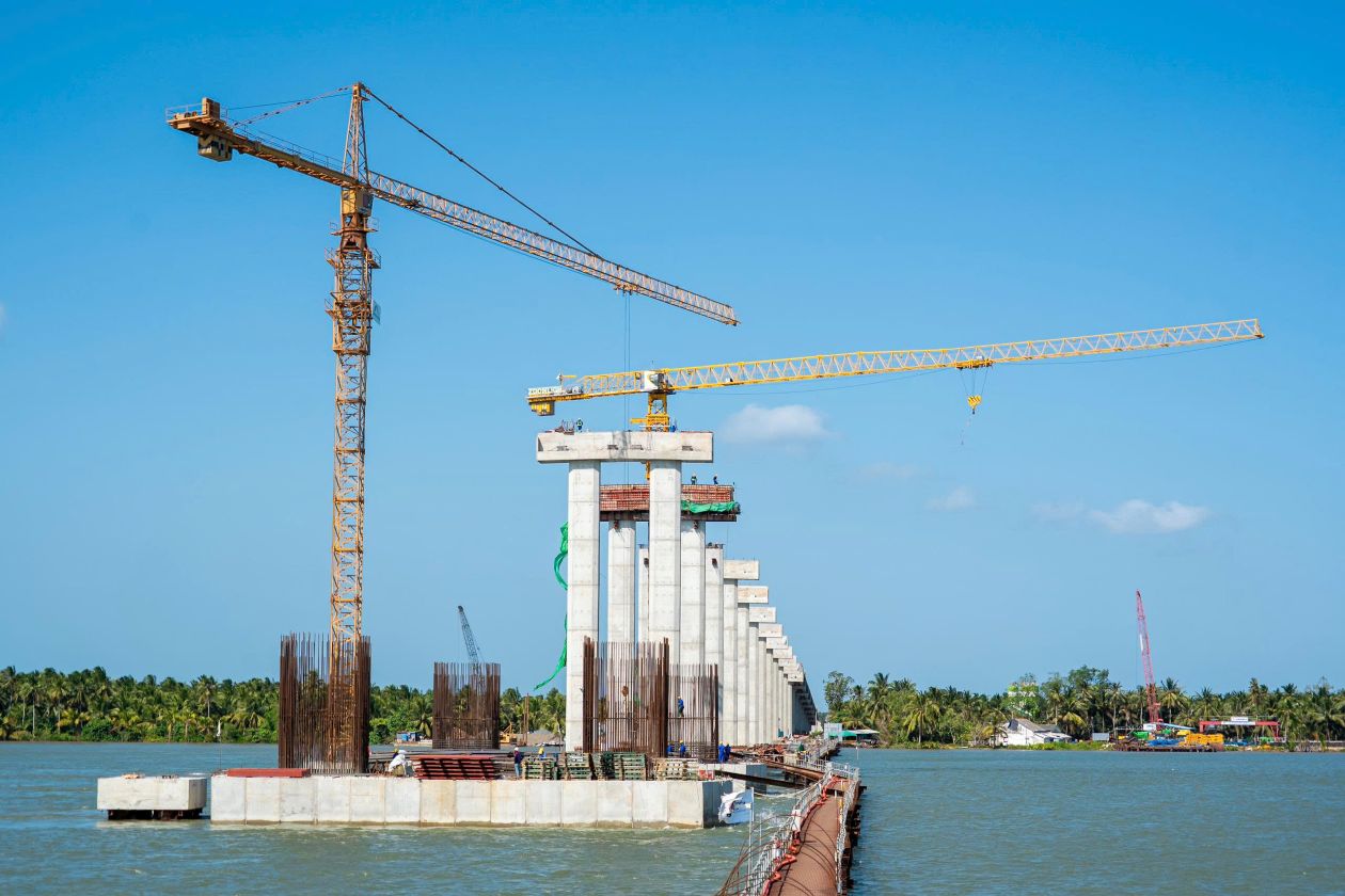 Các mũi thi công được triển khai đồng loạt trên toàn tuyến. Ảnh: Phương Anh