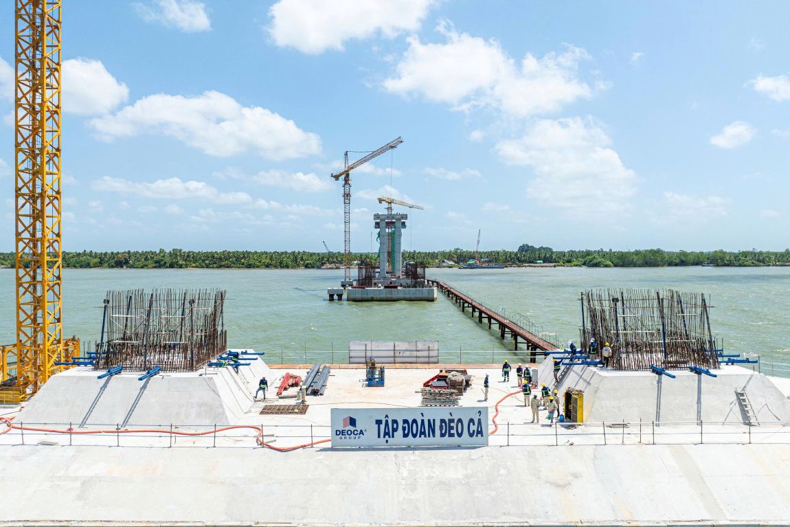 Máy móc, thiết bị hoạt động liên tục trên công trường cầu Đại Ngãi 1. Ảnh: Phương Anh