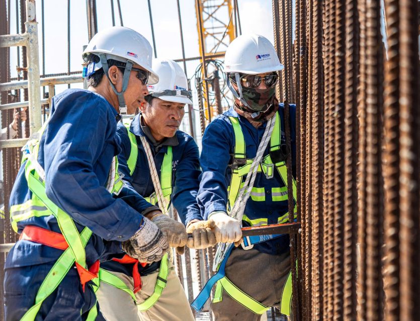 Công nhân làm việc liên tục để đảm bảo tiến độ vượt kế hoạch. Ảnh: Phương Anh