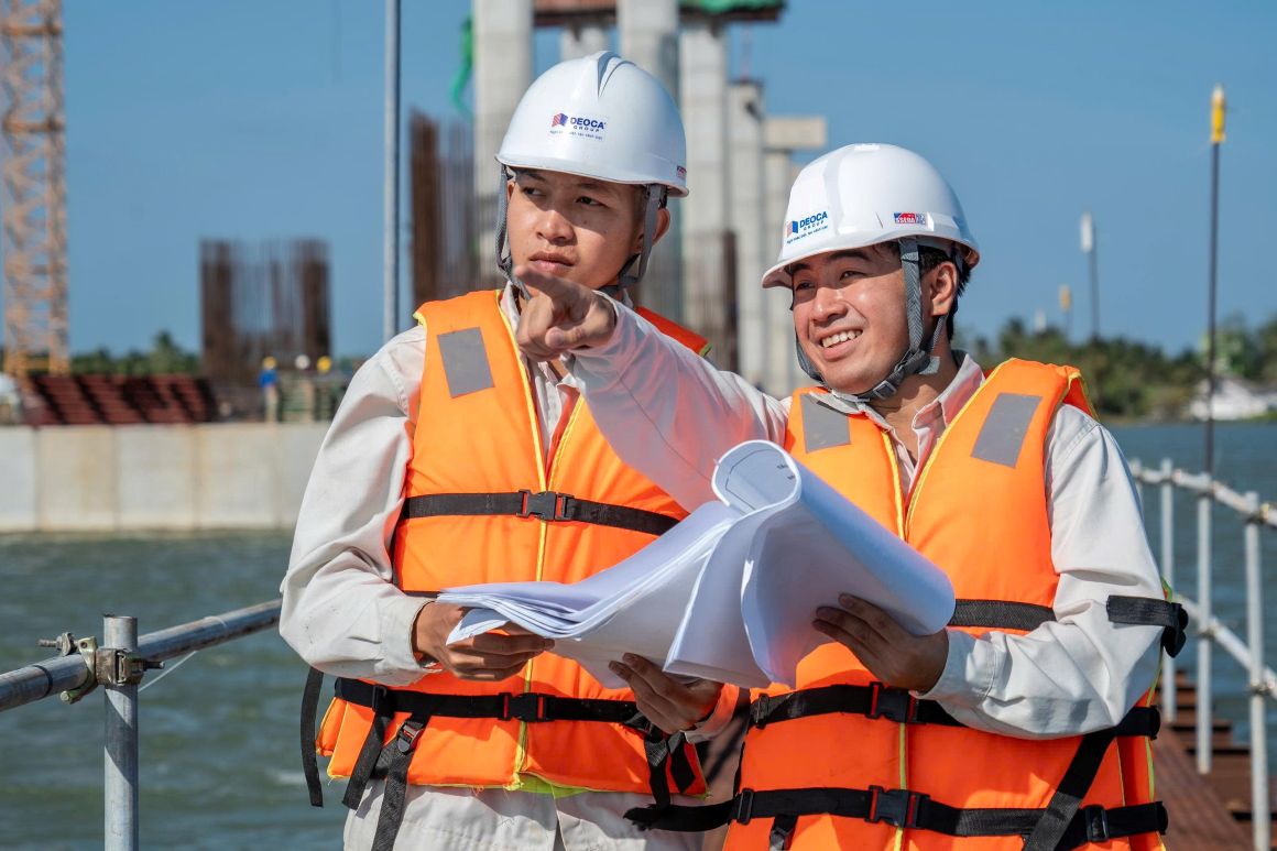 Kỹ sư, công nhân thi công xuyên nắng gió tại Dự án Cầu Đại Ngãi 1. Ảnh: Phương Anh