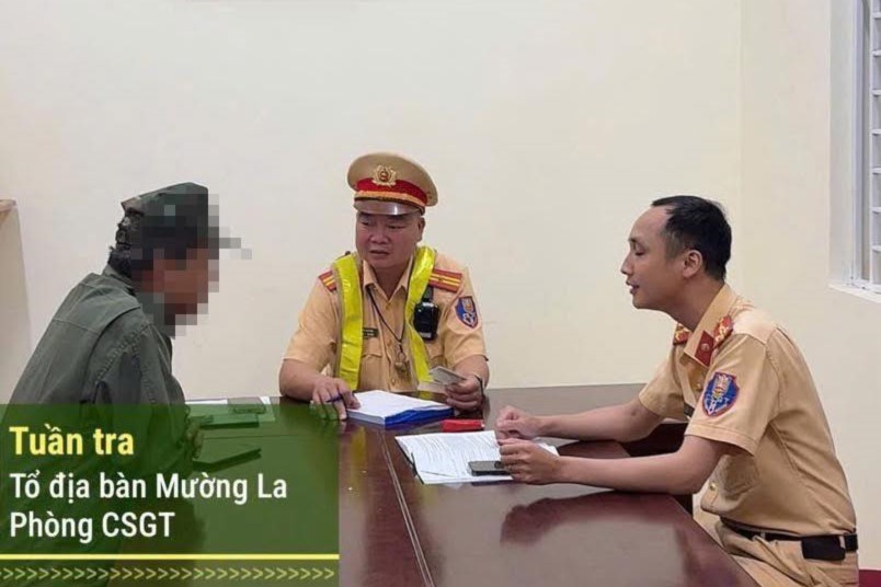 Lực lượng CSGT Sơn La làm việc với chủ xe khách chở quá số người quy định tuyến Sơn La - Mù Cang Chải (Lào Cai). Ảnh: Công an tỉnh Sơn La