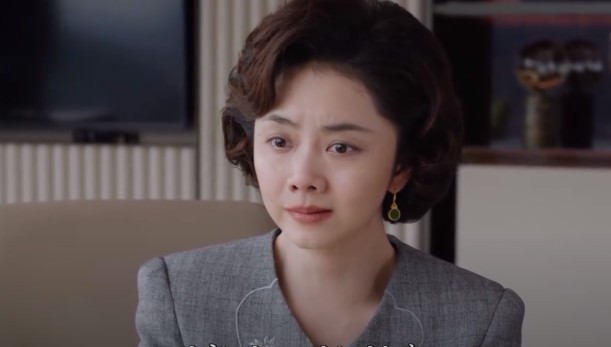 Phương Uyển Chi (Đàm Tùng Vận) khóc khi biết bố nuôi mắc bệnh ung thư. Ảnh cắt từ phim