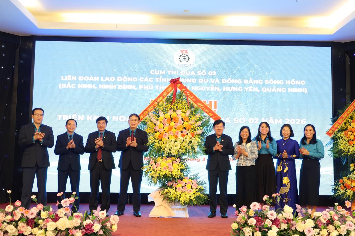 Lãnh đạo Tổng Liên đoàn Lao động Việt Nam tặng hoa chúc mừng khối thi đua. Ảnh: Quyết Chiến 