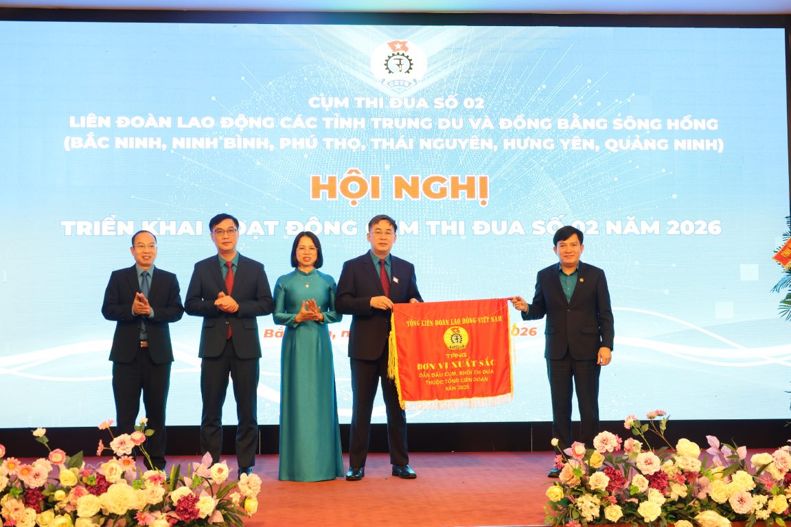 Comrade Nguyen Xuan Hung - Vice President of the Vietnam General Confederation of Labor awarded the Emulation Flag of excellent unit, leading the emulation cluster to the Bac Ninh Provincial Labor Federation. Photo: Quyet Chien
