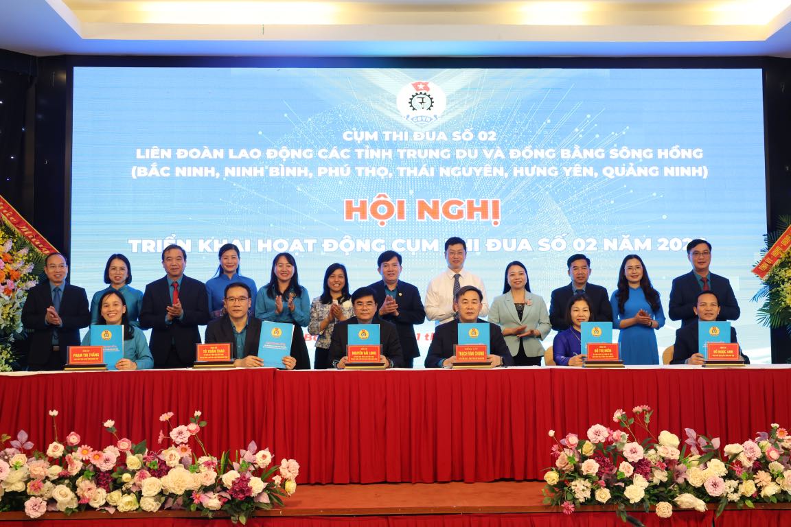 Các đơn vị trong khối ký giao ước thi đua. Ảnh: Quyết Chiến 