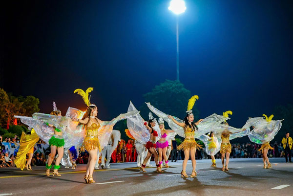 Many events during the tourist year, the police warn people about online scams. Photo: Dung Nhan