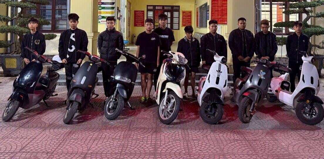 Lực lượng HP22 – Công an phường Gia Viên kiên quyết ngăn chặn 2 nhóm thanh thiếu niên đánh nhau. Ảnh: Công an Hải Phòng