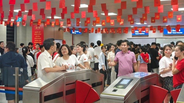 Plus de 5,7 millions de passagers ont utilisé des billets électroniques Hanoi Metro, les revenus ont augmenté de 48%. Photo: Minh Hanh