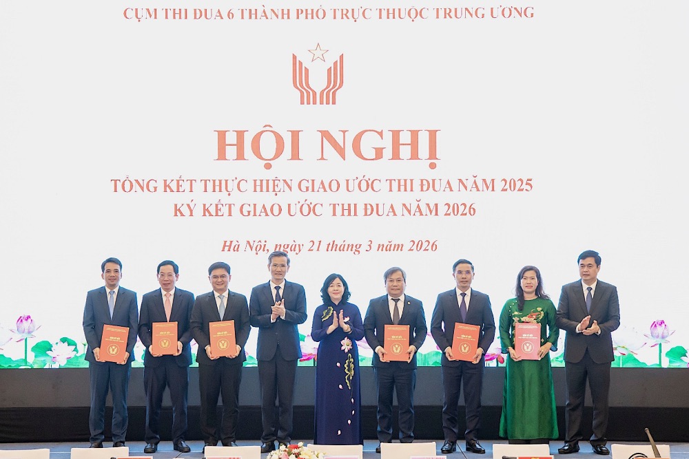 Ms. Bui Thi Minh Hoai, Member of the Politburo, Secretary of the Party Central Committee, Secretary of the Party Committee of the Fatherland Front, Central mass organizations, Chairwoman of the Central Committee of the Vietnam Fatherland Front, Vice Chairwoman of the Central Emulation and Commendation Council congratulated representatives of cities at the signing ceremony of the 2026 emulation agreement. Photo: Quang Vinh